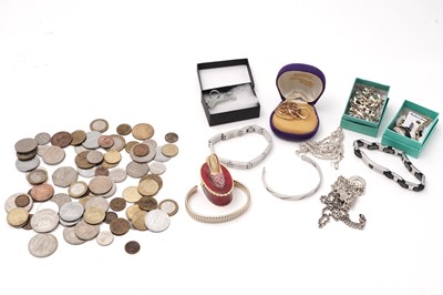 Lot 557 - A collection of costume jewellery