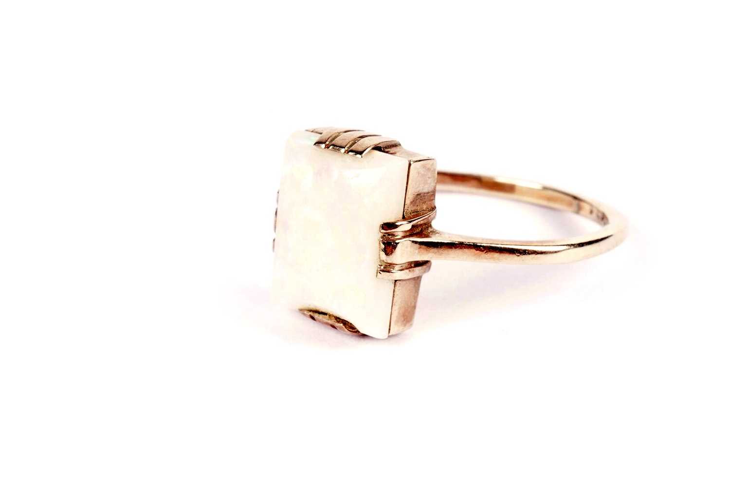Lot 589 - An opal ring