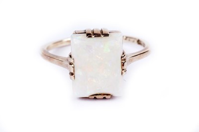 Lot 589 - An opal ring
