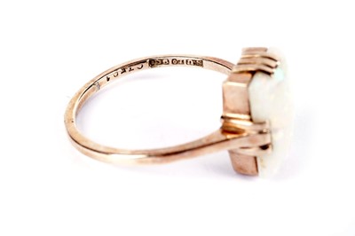 Lot 589 - An opal ring