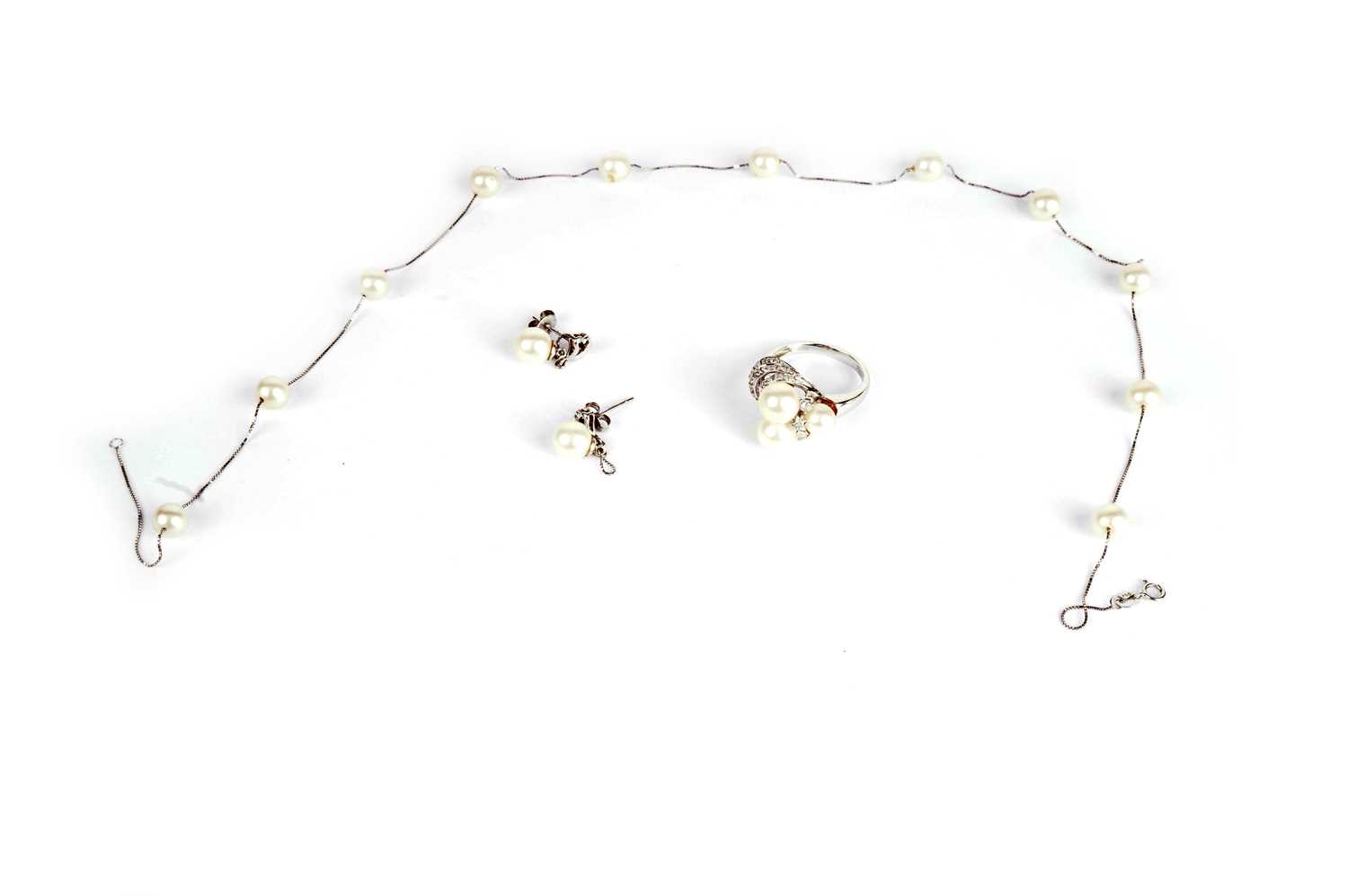 Lot 376 - A selection of pearl jewellery