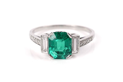 Lot 1153 - An emerald and diamond ring