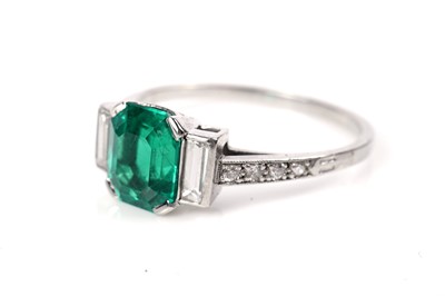 Lot 1153 - An emerald and diamond ring