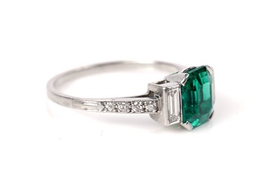 Lot 1153 - An emerald and diamond ring