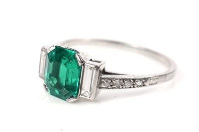 Lot 1153 - An emerald and diamond ring