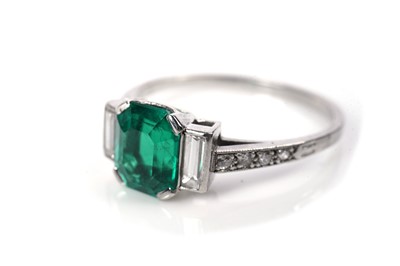 Lot 1153 - An emerald and diamond ring