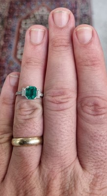 Lot 1153 - An emerald and diamond ring