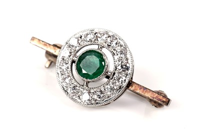 Lot 168 - An emerald and diamond cluster brooch