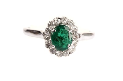 Lot 361 - An emerald and diamond cluster ring