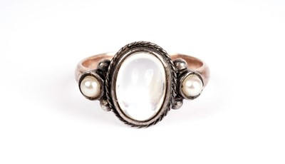 Lot 360 - A moonstone and pearl ring