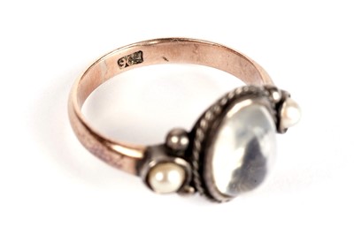 Lot 360 - A moonstone and pearl ring