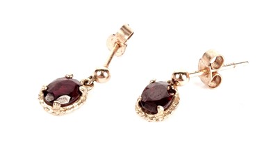Lot 354 - A garnet necklace, pendant and earrings