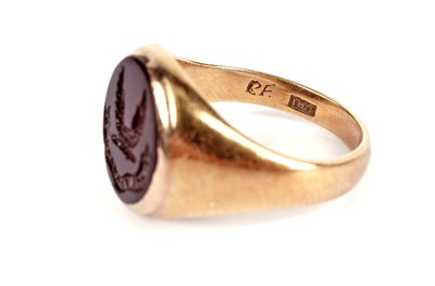 Lot 322 - A yellow gold intaglio seal signet ring