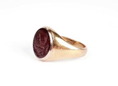 Lot 322 - A yellow gold intaglio seal signet ring