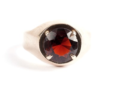 Lot 576 - A garnet single stone ring