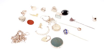 Lot 392 - A collection of charms and other jewellery