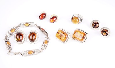 Lot 393 - A collection of amber jewellery