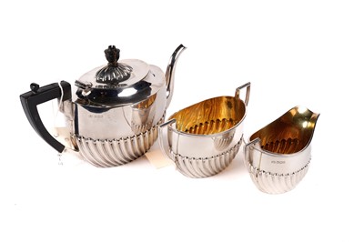 Lot 588 - An Edwardian silver three piece tea service