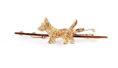 Lot 464 - A yellow gold dog motif bar brooch