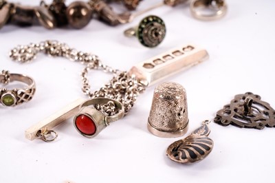 Lot 432 - A selection of silver jewellery and collectibles