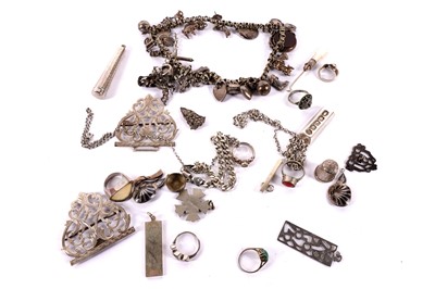 Lot 432 - A selection of silver jewellery and collectibles