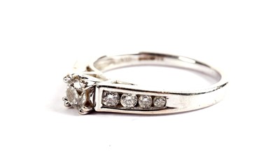 Lot 482 - A solitaire diamond ring