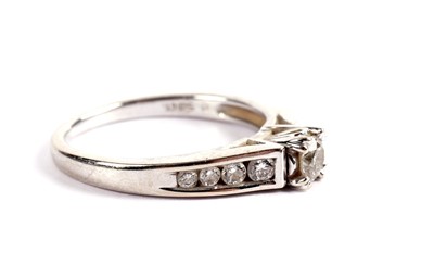 Lot 482 - A solitaire diamond ring