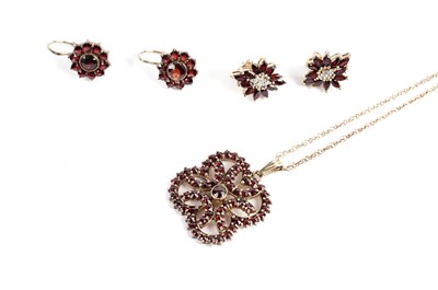 Lot 483 - A selection of garnet jewellery
