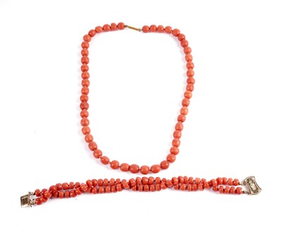 Lot 479 - A coral bead necklace and bracelet
