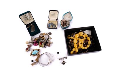Lot 441 - A selection of gold, silver and other jewellery