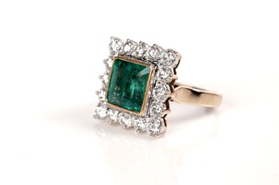 Lot 1174 - An emerald and diamond cluster ring