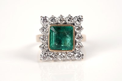 Lot 1174 - An emerald and diamond cluster ring