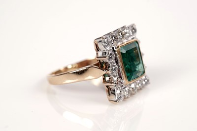 Lot 1174 - An emerald and diamond cluster ring