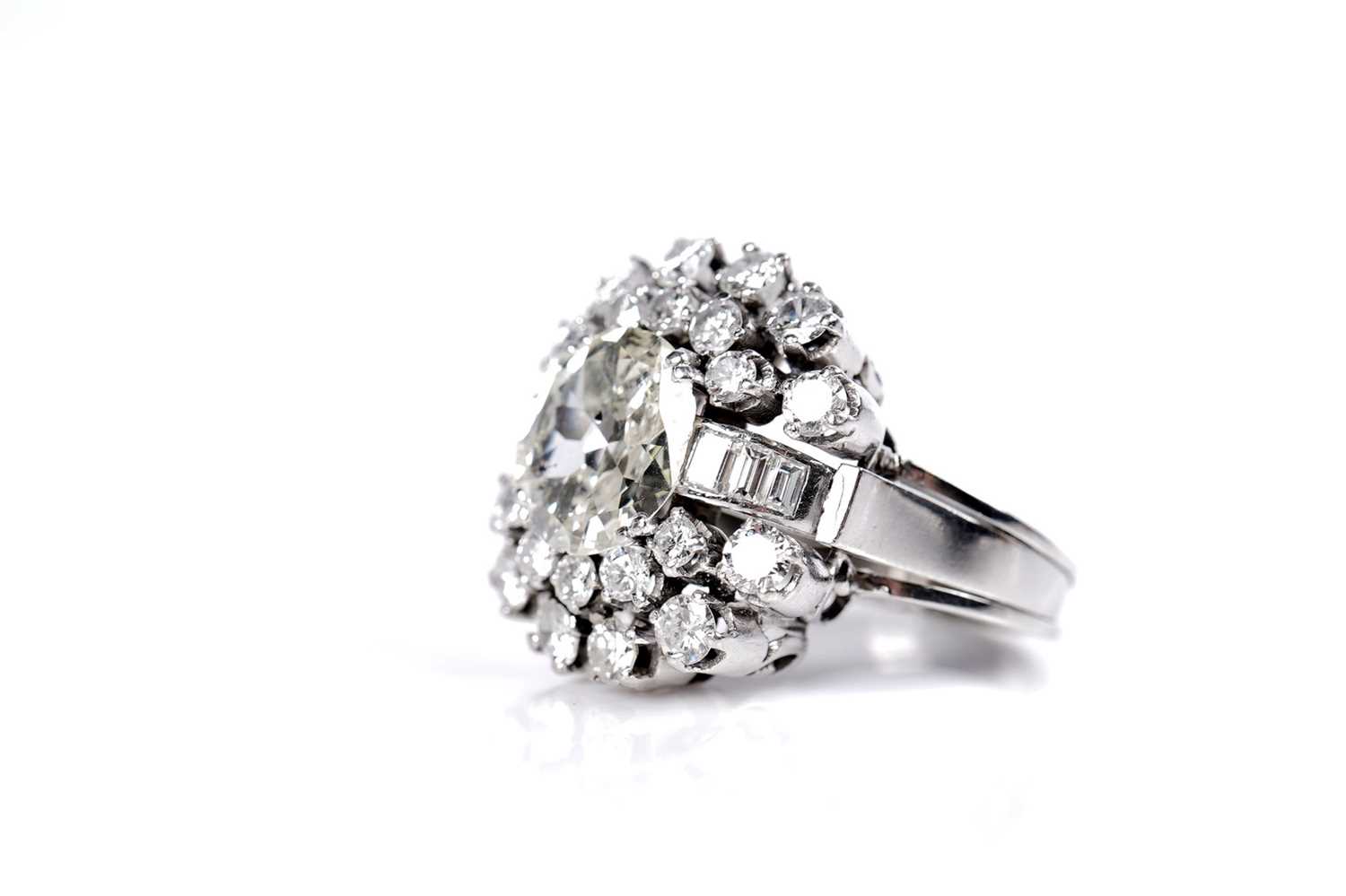 Lot 652 - An impressive diamond cluster dress ring