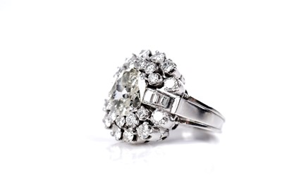 Lot 652 - An impressive diamond cluster dress ring