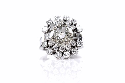 Lot 652 - An impressive diamond cluster dress ring