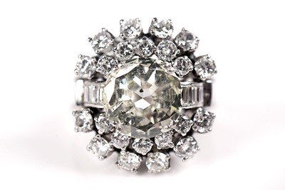 Lot 652 - An impressive diamond cluster dress ring