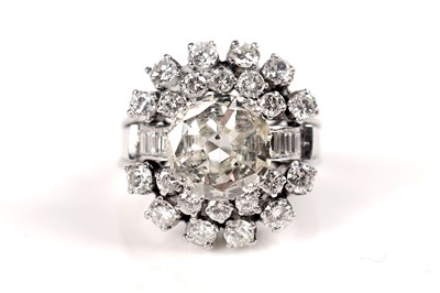 Lot 652 - An impressive diamond cluster dress ring