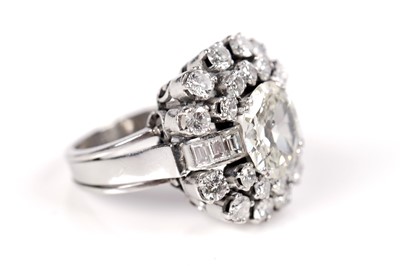 Lot 652 - An impressive diamond cluster dress ring