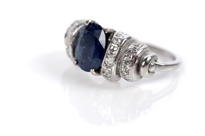 Lot 653 - A sapphire and diamond ring