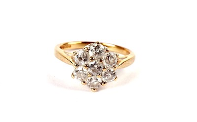 Lot 494 - A diamond cluster ring