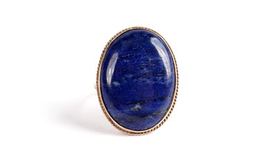 Lot 533 - A lapis lazuli dress ring