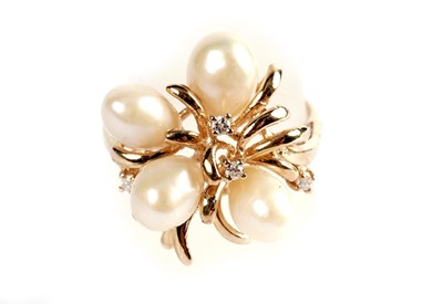 Lot 534 - A diamond and baroque pearl dress ring