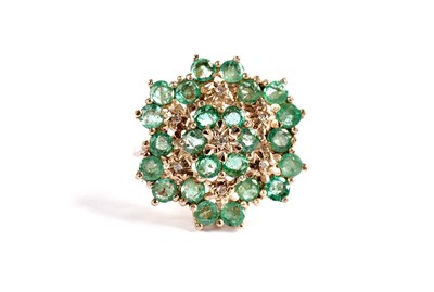 Lot 539 - An emerald and diamond cluster ring