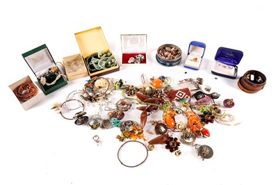 Lot 521 - A collection of costume jewellery