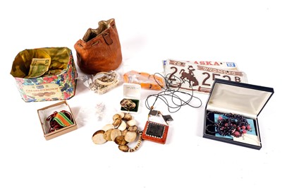 Lot 569 - A selection of costume jewellery and collectibles