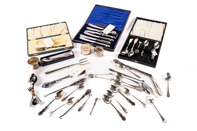Lot 587 - A selection of silver and silver plated items