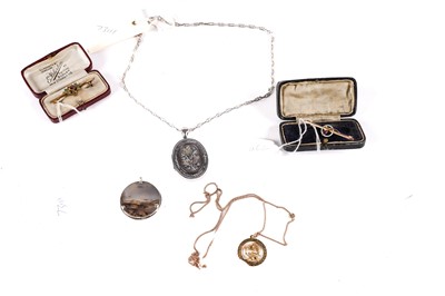 Lot 555A - A selection of silver and gold jewellery