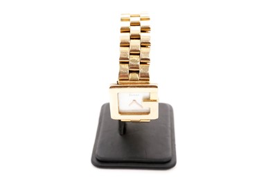 Lot 1022 - Gucci: an 18ct yellow gold cased lady's wristwatch