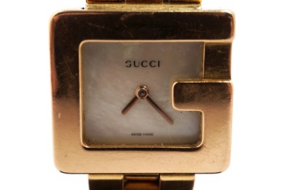 Lot 1022 - Gucci: an 18ct yellow gold cased lady's wristwatch